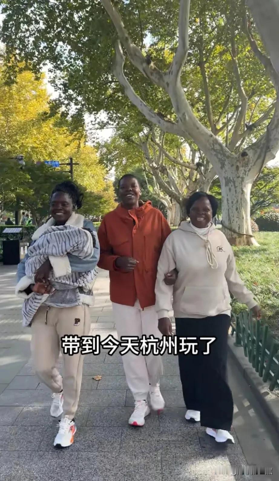 果然，在网红的世界里，亲情是不能被辜负的，必须见缝插针地拉去帮着带货[捂脸]。