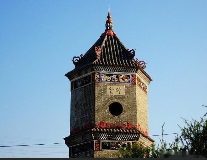 【深井文塔】深井文塔座落在黄埔区长洲镇深井边的土坡上，为1座楼阁式的砖木结构的古