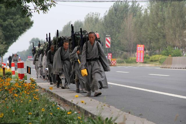 辽宁的“女苦行僧”，简直比坐牢还苦，每天只睡四个小时、吃一顿饭、还要睡野外，她们