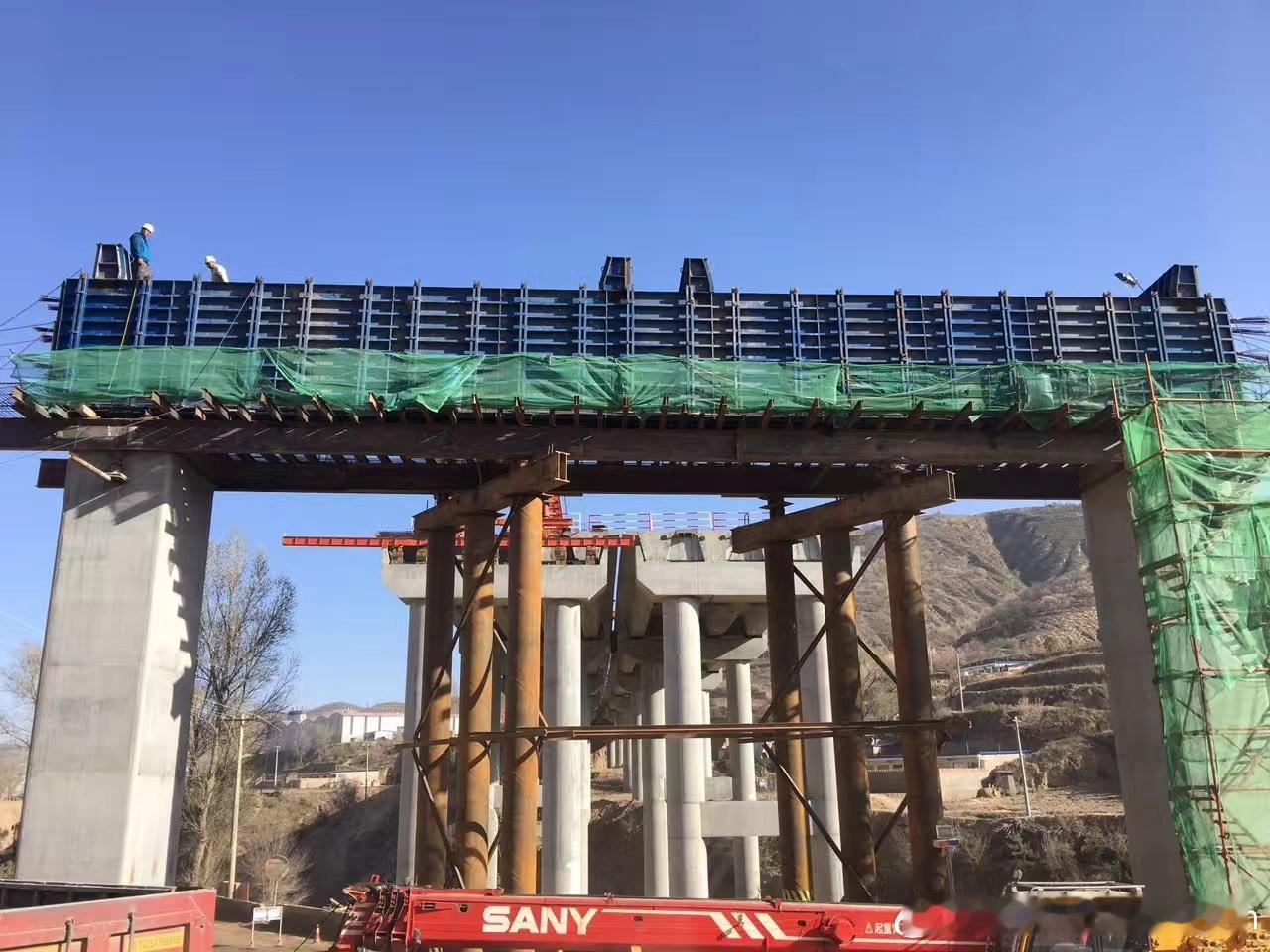 新网辽宁新闻11月18日电 近日，新阜高速项目首联现浇梁顺利浇筑完成，标志着该项