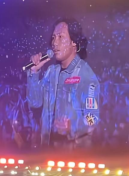 就说机会都是留给有准备的人。包头奥体演唱会上，台下三万人在等压轴的李克勤，最后撑