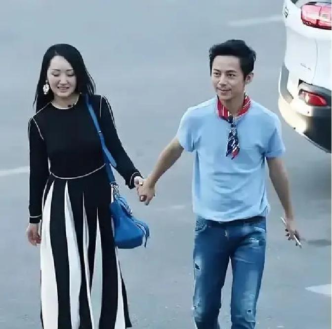 何炅被传深夜牵手陌生女士，热搜却一条都没挂，点进去全是糊到看不清脸的截图。

我