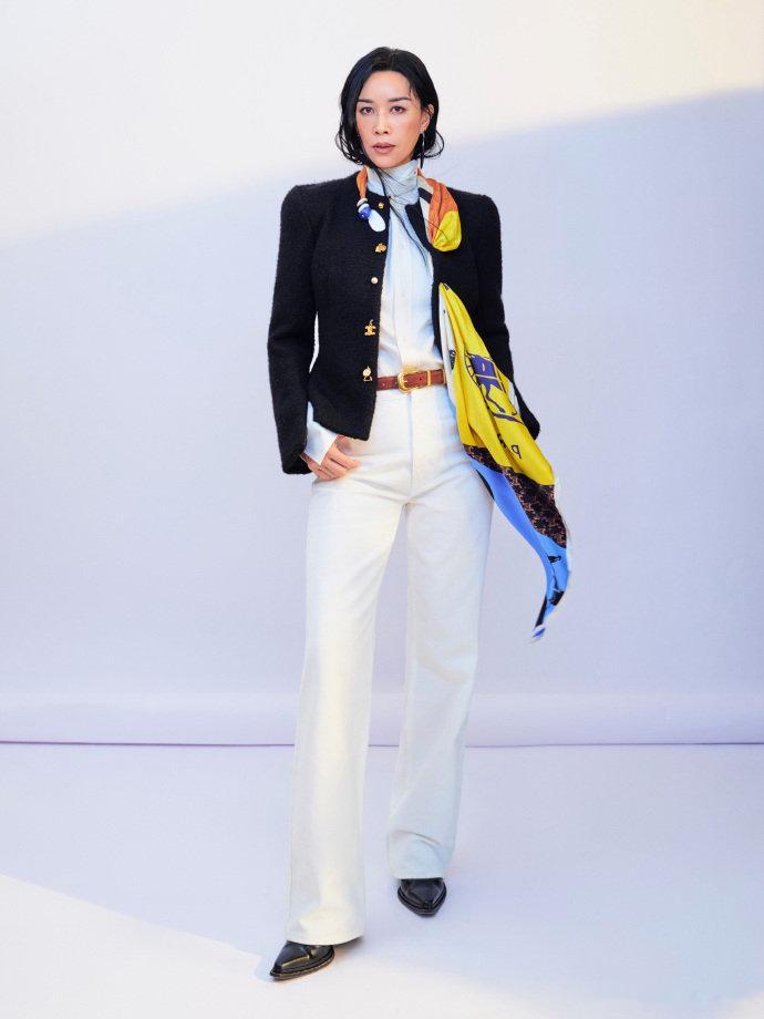 好想撩一下那英的头发英子今天湿发造型太飒了！就是发梢调皮钻进了衣领，看着想帮她整