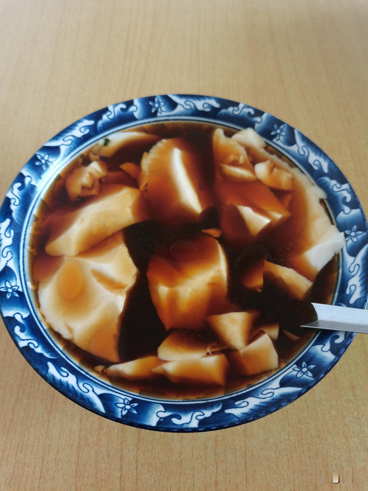 图片上我们这里的名吃老豆腐
2.5元一碗，烧饼1元，我就吃这些就饱了。
男人的话