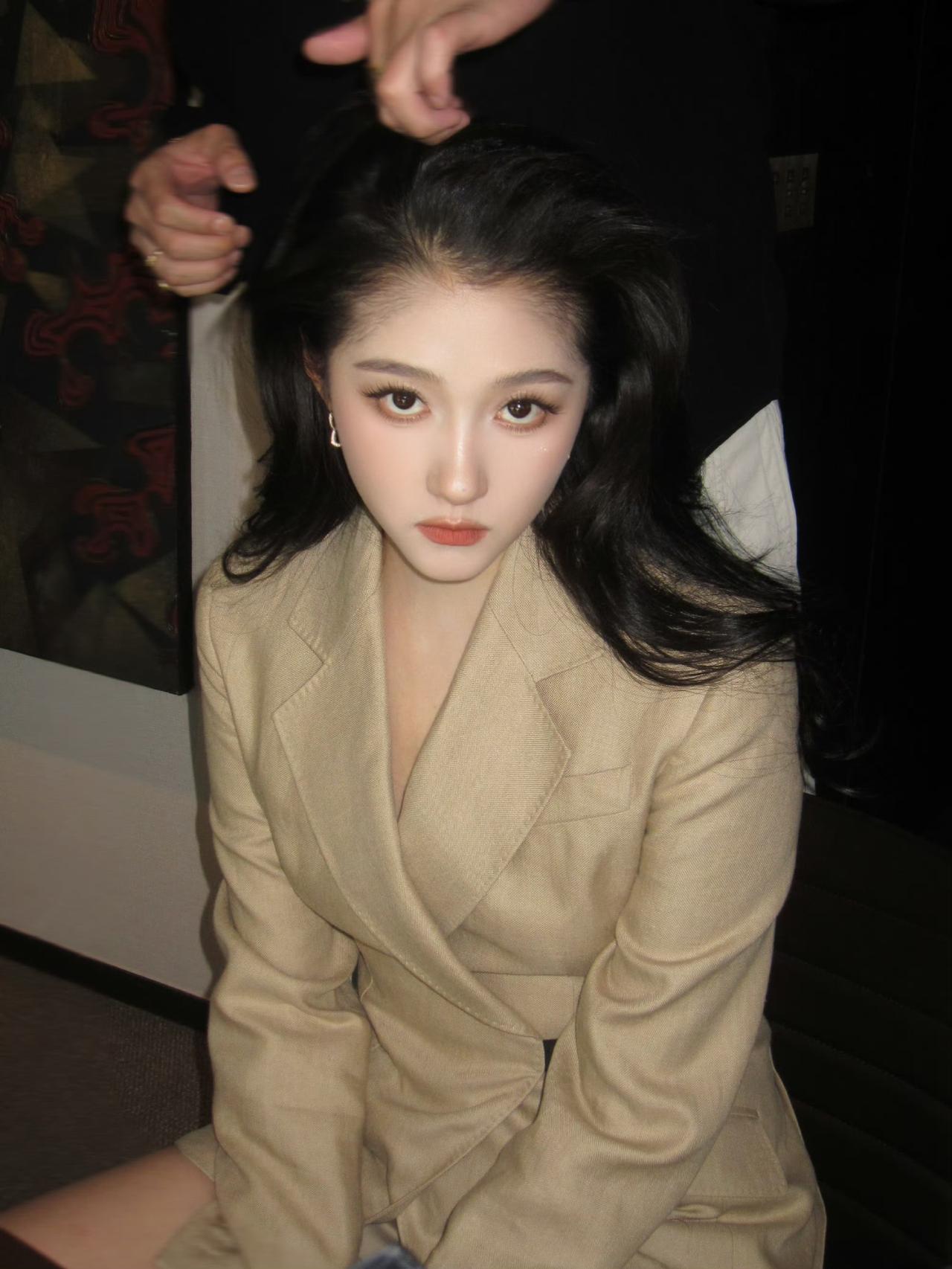 关晓彤的鼻子与侧脸颇具吸引力。
3月20号在龙抬头这一天，关晓彤的工作室晒出她组