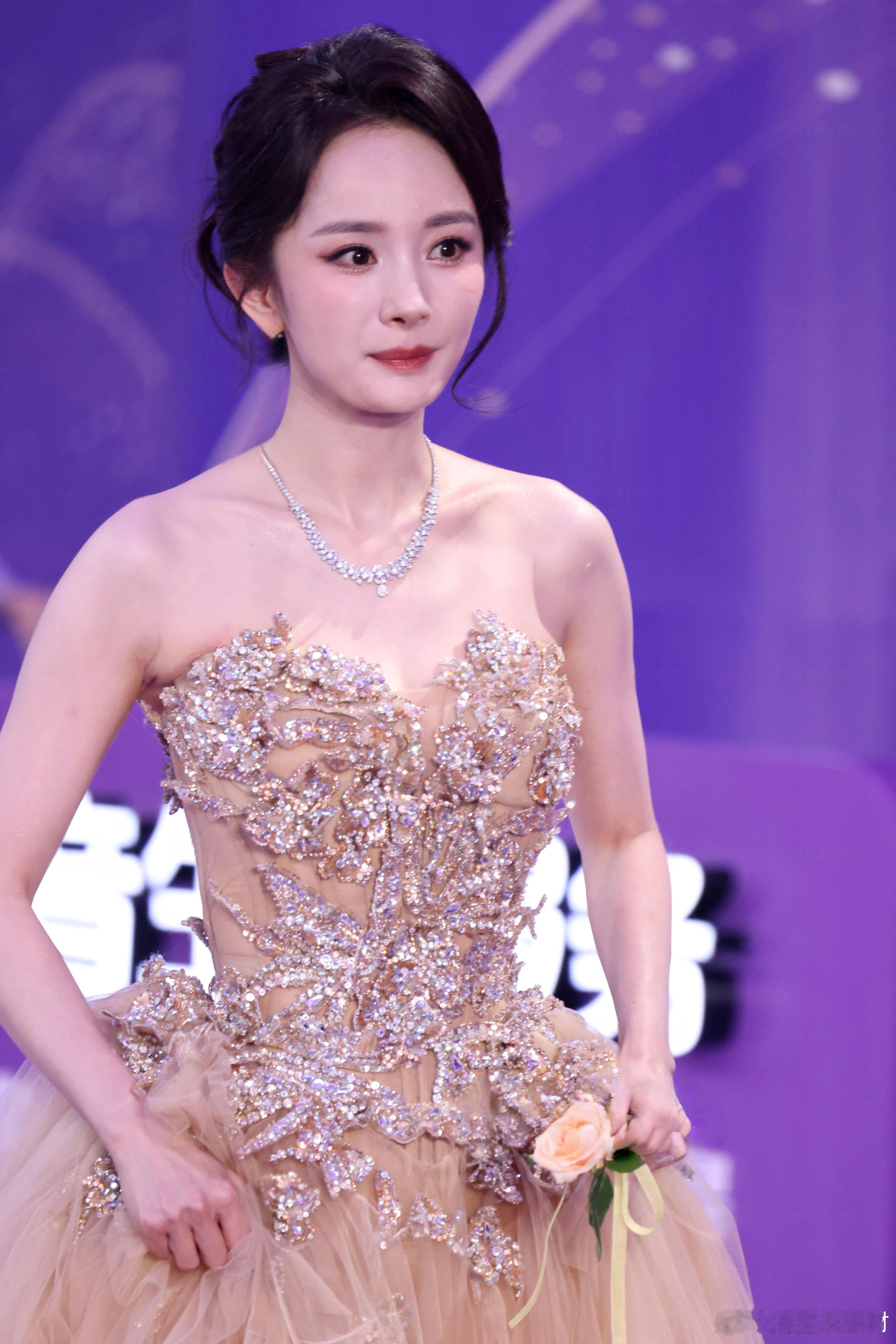 杨幂全方位展示天资中 别人穿是衣服挑人，到她这儿是人抬衣服，怪不得高奢给得那么痛