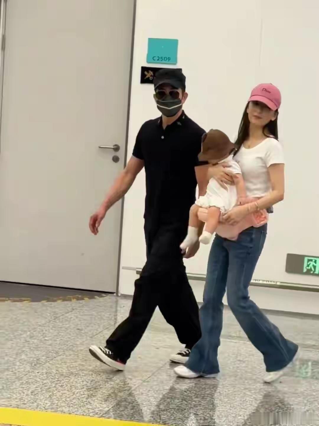 郭富城方媛一家五口抵达杭州，郭天王罕见抱小女儿，互动温馨有爱 