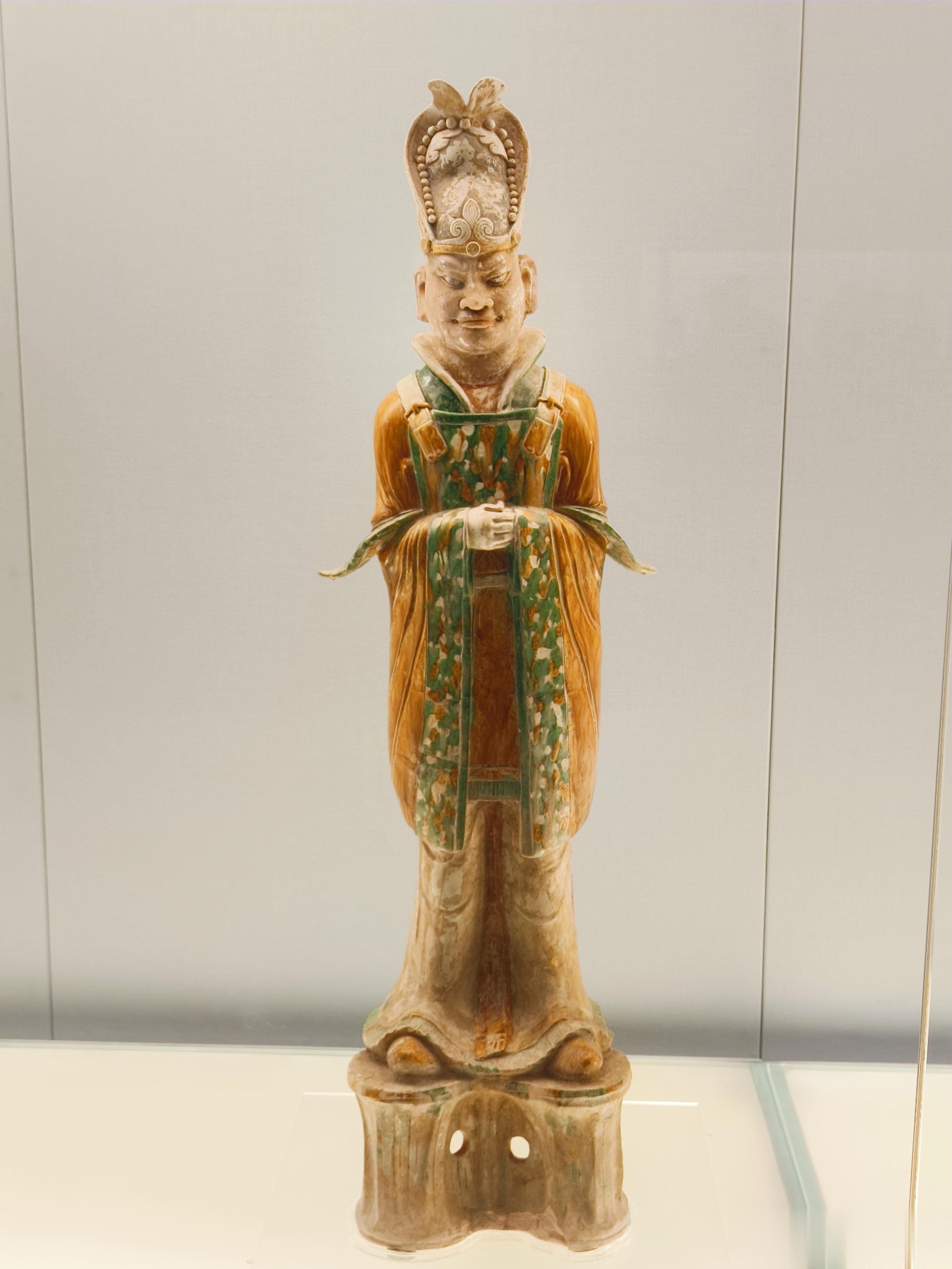 #小猿的早安#今日宜读书~[毕业帽]图|彩色釉陶文吏俑（唐）观察猿白荔枝摄于上海