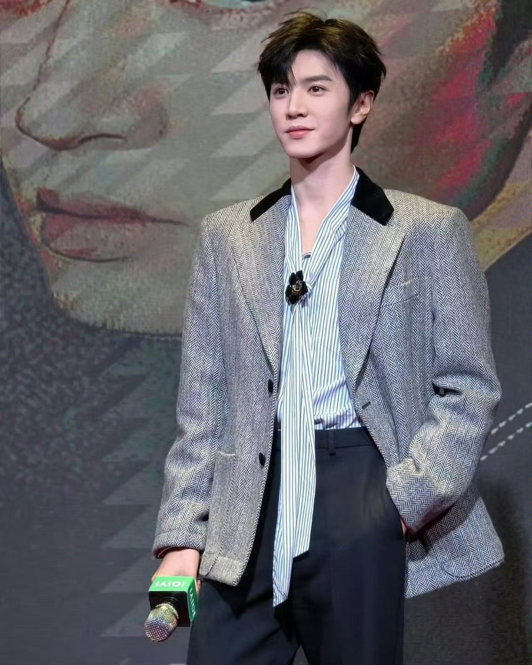 陈哲远生图尽显帅气本色，眉眼间的温柔与帅气并存，妥妥的段嘉许本人吧 ！ 