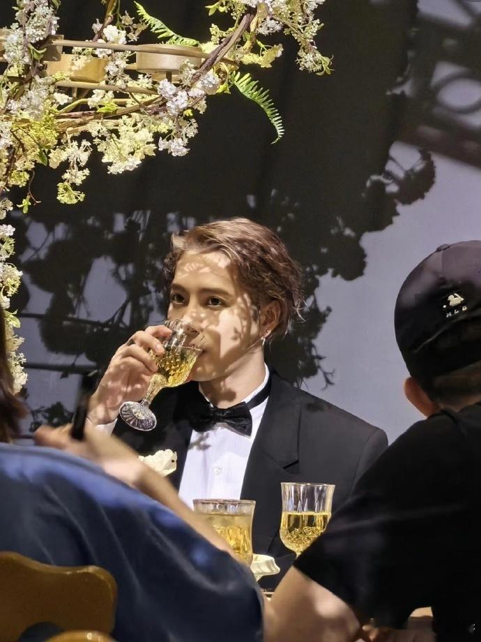 王嘉尔是何猷君婚礼伴郎奚梦瑶何猷君婚礼伴郎是王嘉尔何猷君奚梦瑶婚礼欢迎晚宴 婚礼