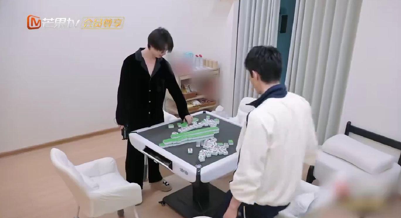 丁程鑫这手速快的像开了倍速我们的宿舍麻将房里的丁程鑫，把川渝人的DNA玩明白了！