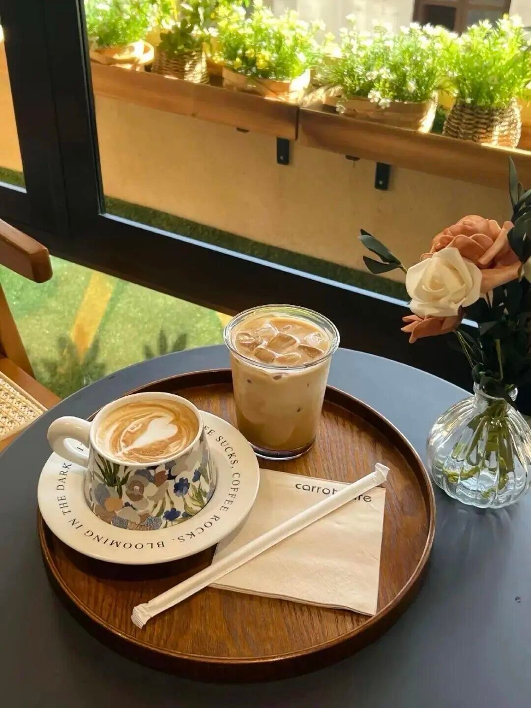 没什么好比的 我不喜欢玩不参与复杂的圈子 我只想平平淡淡快快乐乐 