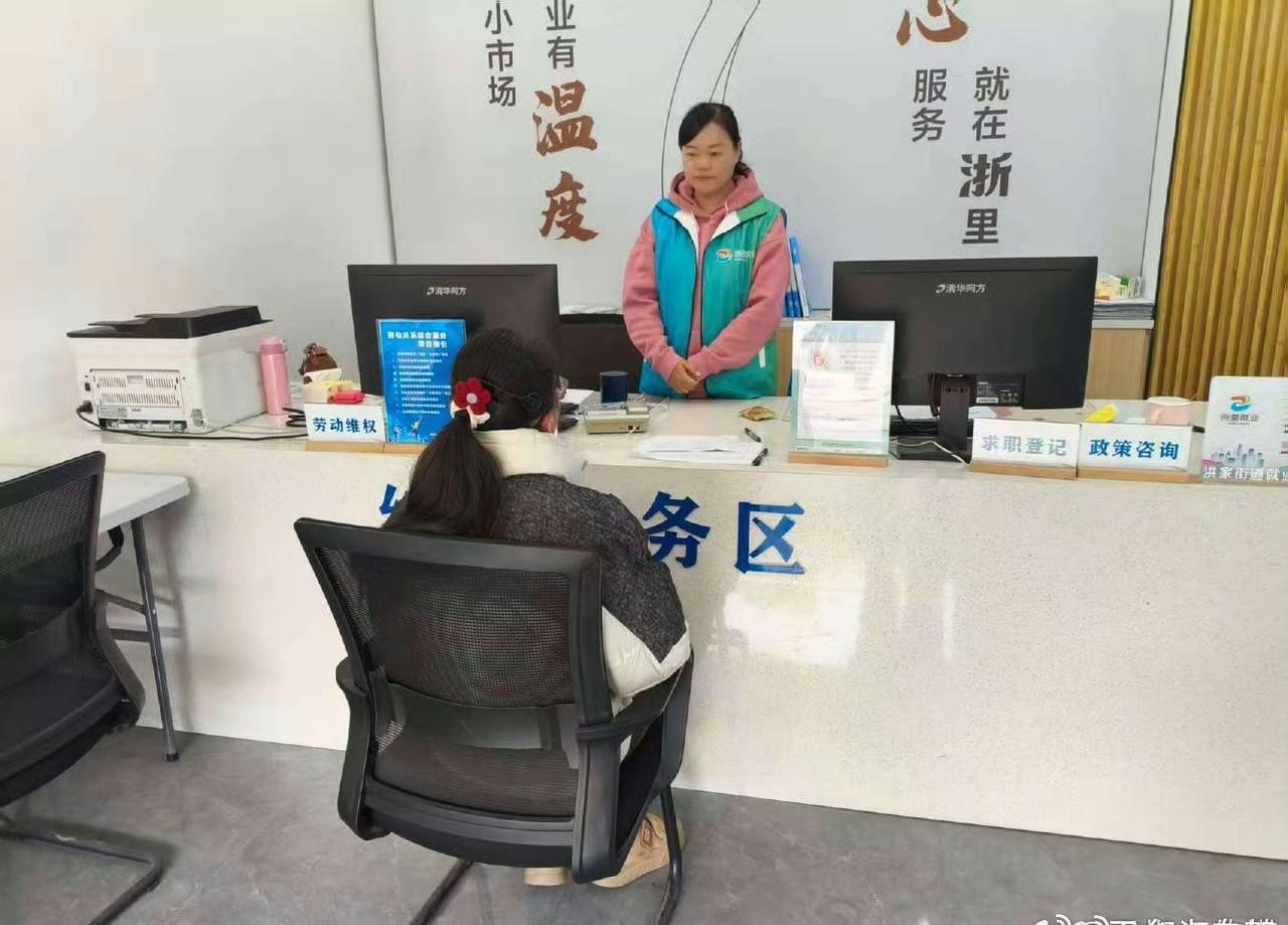 【春风送岗跨越无言障碍台州为听障女孩找工作 】近日，台州椒江，洪家街道就业综合服