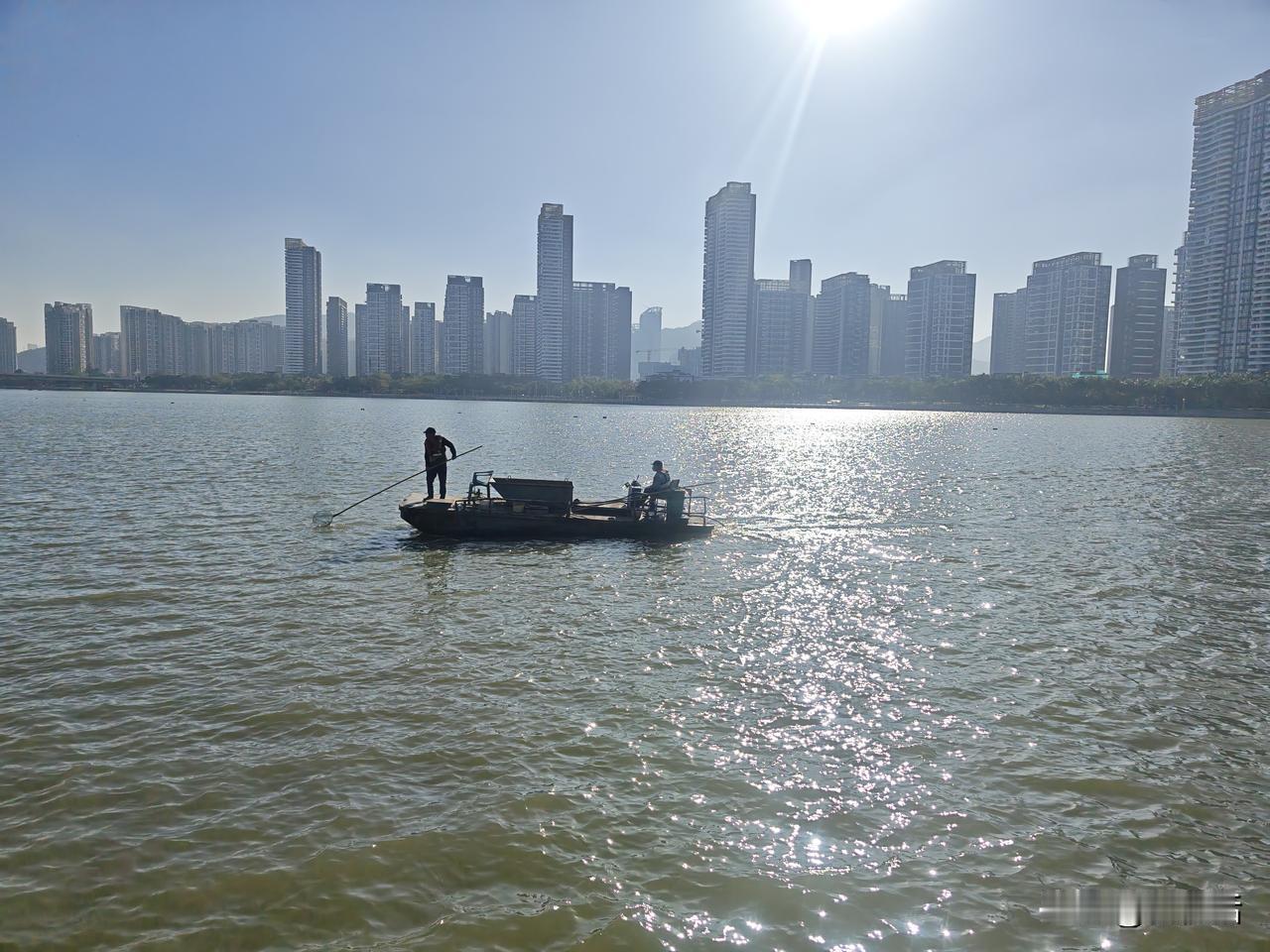 不知不觉间
我们都把自己活成了老年
一个个都想把日子过成诗与远方
日子本就是日子