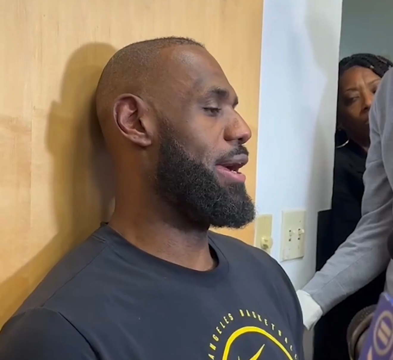 詹姆斯谈到尼克斯球迷时说：“我一直都很喜欢这里的球迷。我热爱纽约。我一直都很尊重