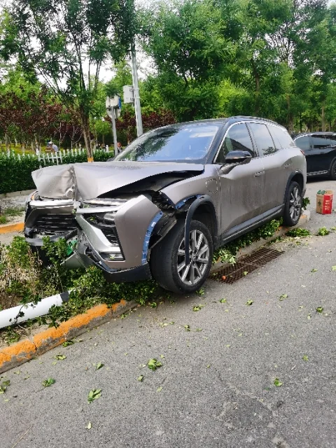 电线杆被撞起来了