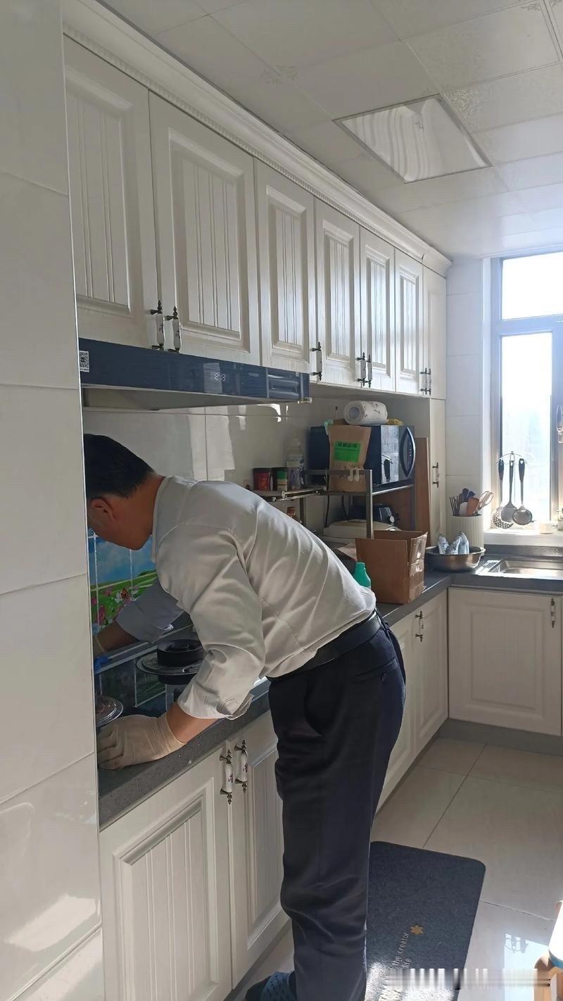 我认为该

对于家庭而言，男人做家务，会让夫妻间的关系更融洽，会让家庭变得更和睦
