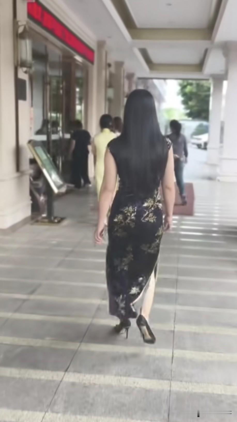 同样都是穿旗袍，但这位的气质怎么感觉有点虎呢？