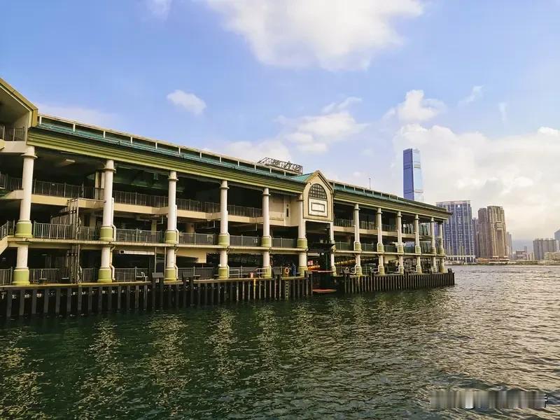 酸味事件：香港码头六旬男女不雅事件在网上可是炸开了锅。事发在香港长洲公众码头，这