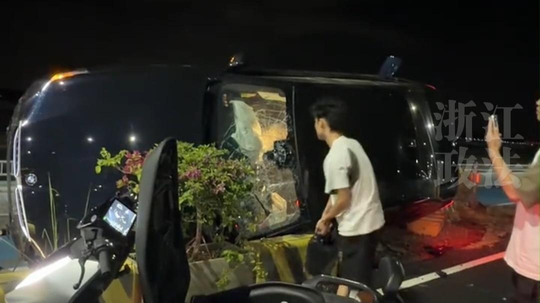 全网破防！广东汕头凌晨三点空荡荡的街头，18岁少年拆电动车电池徒手破窗救人
 