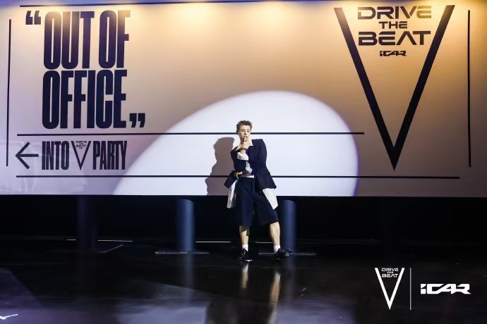 凌杰在VPARTY的这身黑西装，我愿称之为音乐节穿搭天花板。Oversize的西