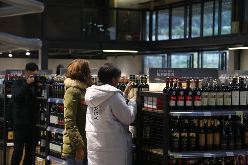 重庆市为外籍留学生就业提供户籍、签证便利。就想问一下，我们自己的孩子每年有一千多