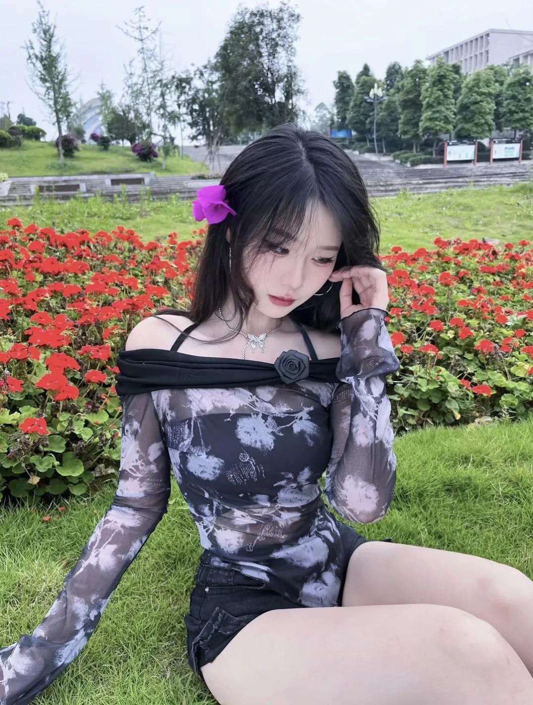 上联：粉蕊簪头，透纱衣染就烟云梦
考考大家呀
顺着这场景接着对～
比如从她身上的