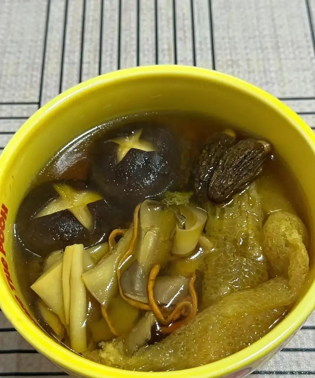 妹妹的儿子去年银行招考没过，回家一躺就是一整年。
每天睁眼手机，闭眼游戏，饭点出