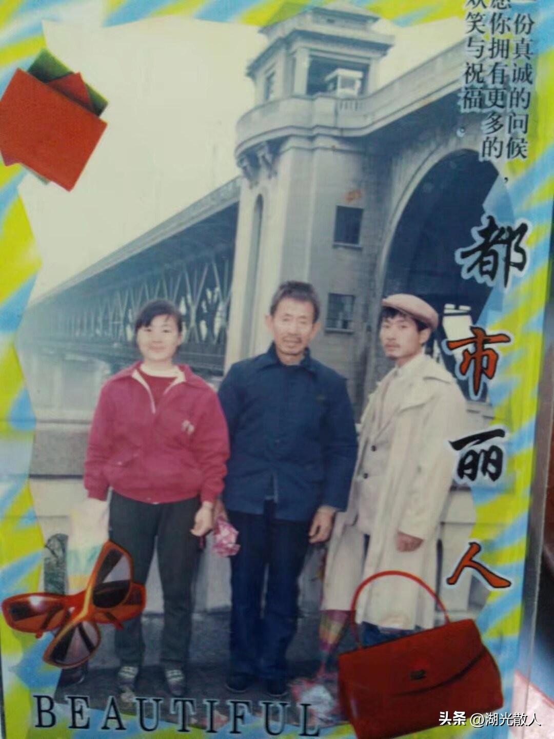 照片拍于一九八九年，那年大妹二十一岁，父亲五十一岁，我二十三岁。
那年肝脏出了问