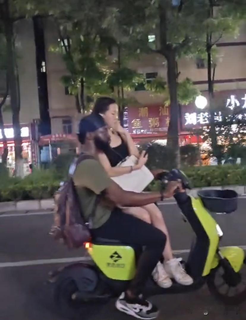 她居然还知道不好意思，干点啥不好