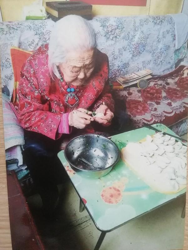 倘若为亲姑姑，即爸爸的亲姐妹，那么她的妈妈便是你爸爸的妈妈，你应当称呼为“奶奶”