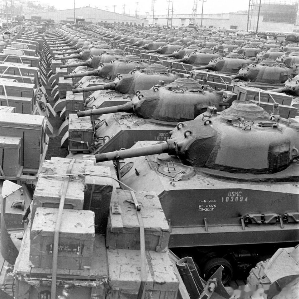 堆放在旧金山准备发往太平洋战区的M4（105）突击坦克，摄于1945年中。这些坦