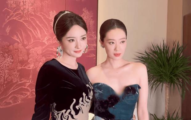 杨幂张小斐后台同框太好笑！抢着往后站，像极我和闺蜜拍照

俩人都是北电老同学，一