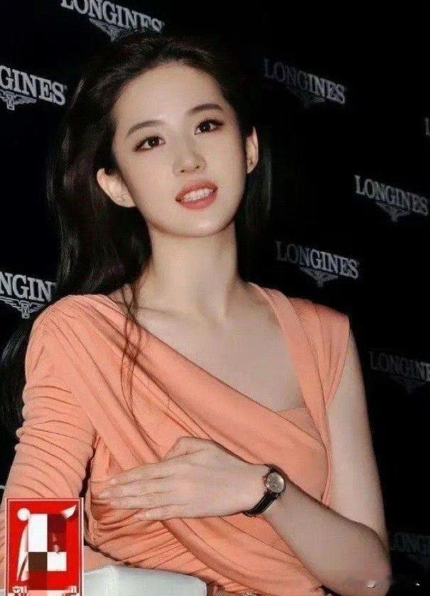 2011年的刘亦菲才24岁，正是颜值巅峰期！只是可惜了现在一直单身！
 
上海浪