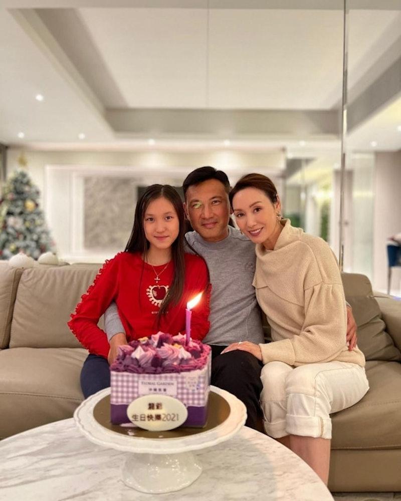 现年55岁的郭可盈是「百亿塑胶厂大王」之女，爸爸郭达昌做塑胶厂起家，家族资产逾百