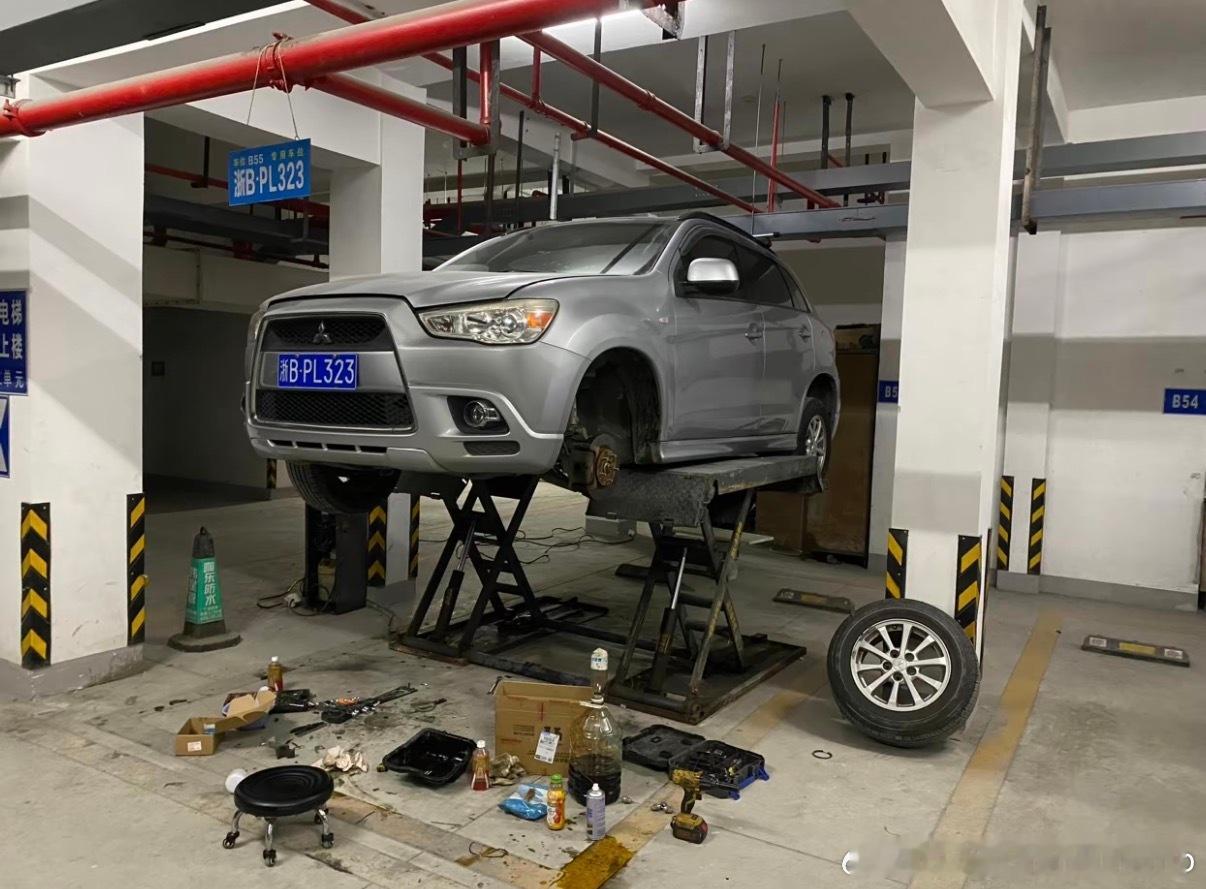 这车主也太喜欢修车了，直接在车位整个举升机🤣大v聊车汽场全开 ​​​