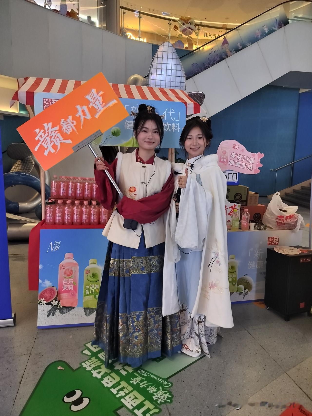 活动现场，一位让我很喜欢的女生[心]