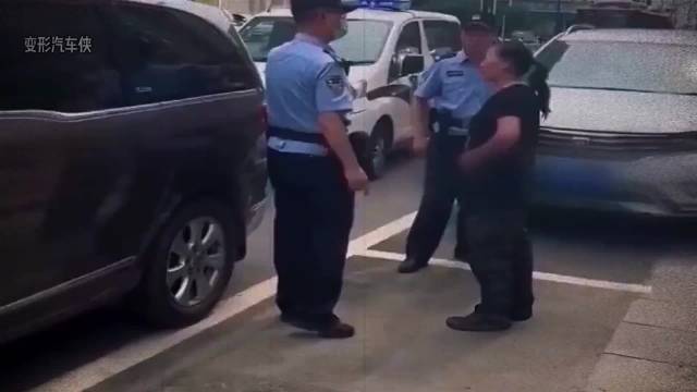 #民警称人肉占车位没有错#车位是给机动车使用的，通行规则是车辆先到先停。现行《治安管理处罚法》，确实