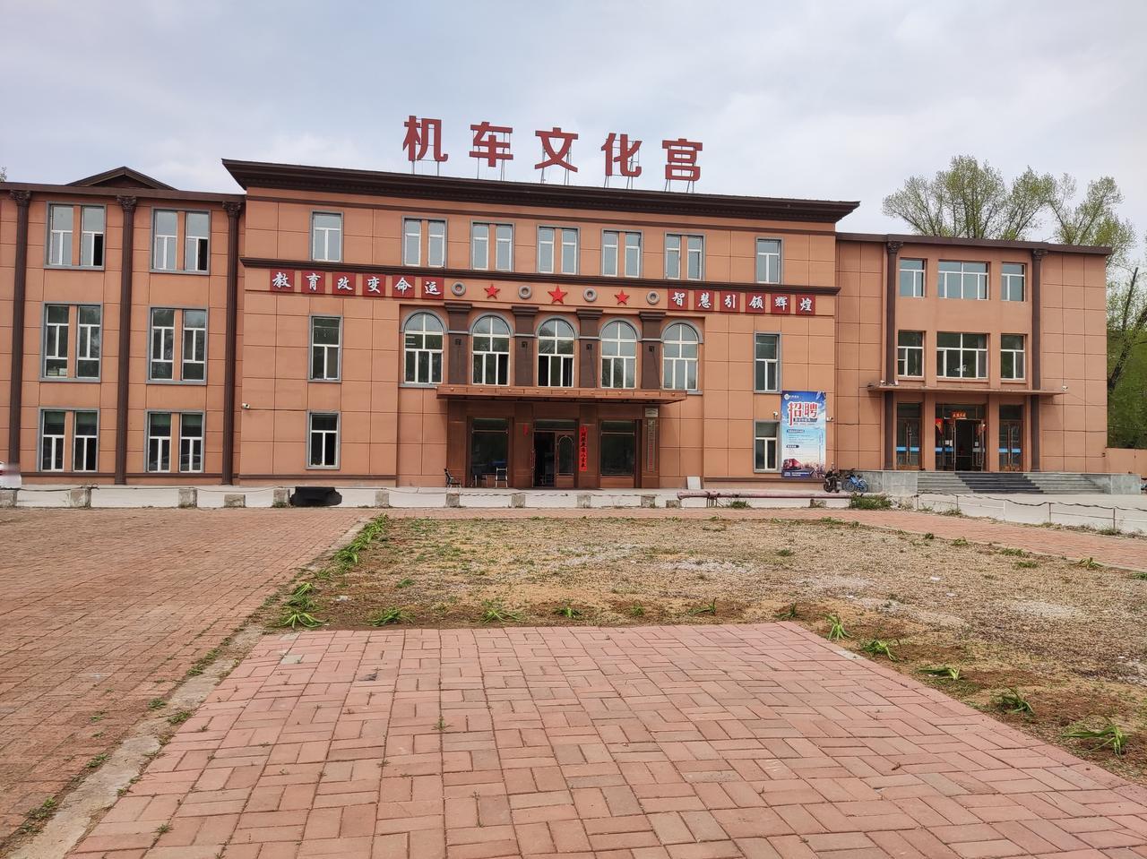  
那时候入学测试简单，能数完一百个数就算合格。没有学前班，全靠家长考前临时教，