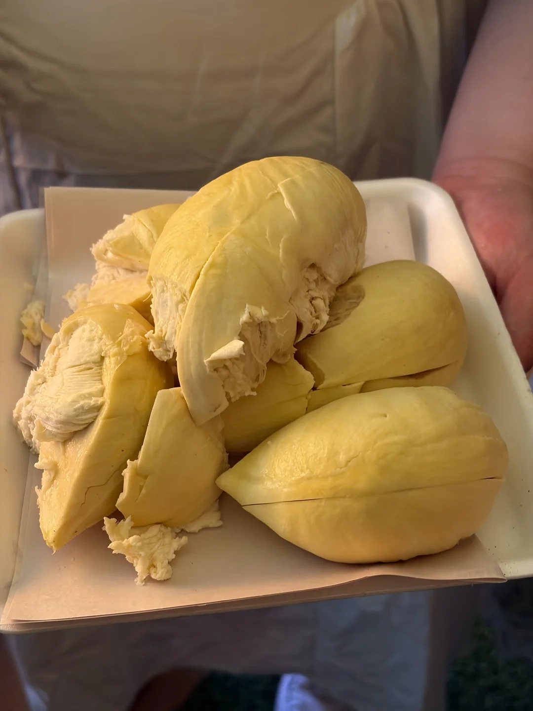 清迈！！JJ市集附近！！！50r买了一整个榴莲。。。