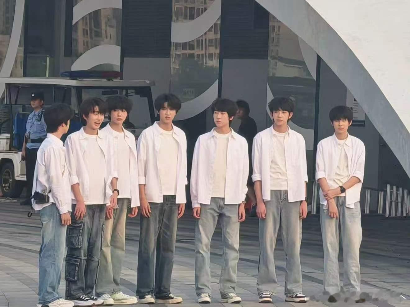 TF四代白衣衬衫照TF四代白衣少年 白衣少年来的~ 