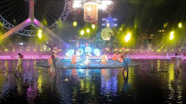 来奇幻嘉乐比游玩，我最喜欢夜晚灯光秀
灯光闪烁！五彩斑斓

瑶池仙境水面被斑斓灯火装点，光影倒映碧波