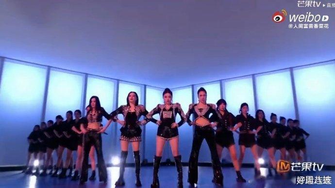 潇洒小姐手持麦潇洒小姐组全员手麦浪姐直播历经无数次排练打磨，全员手握麦克风站上直