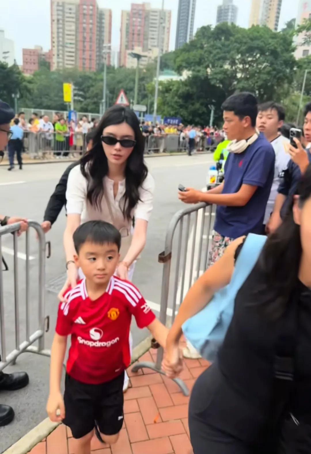 哇塞！赌王的孙子正脸照曝光了，长得跟爸爸何猷君非常像，扮猪吃老虎，都是呆萌的类型
