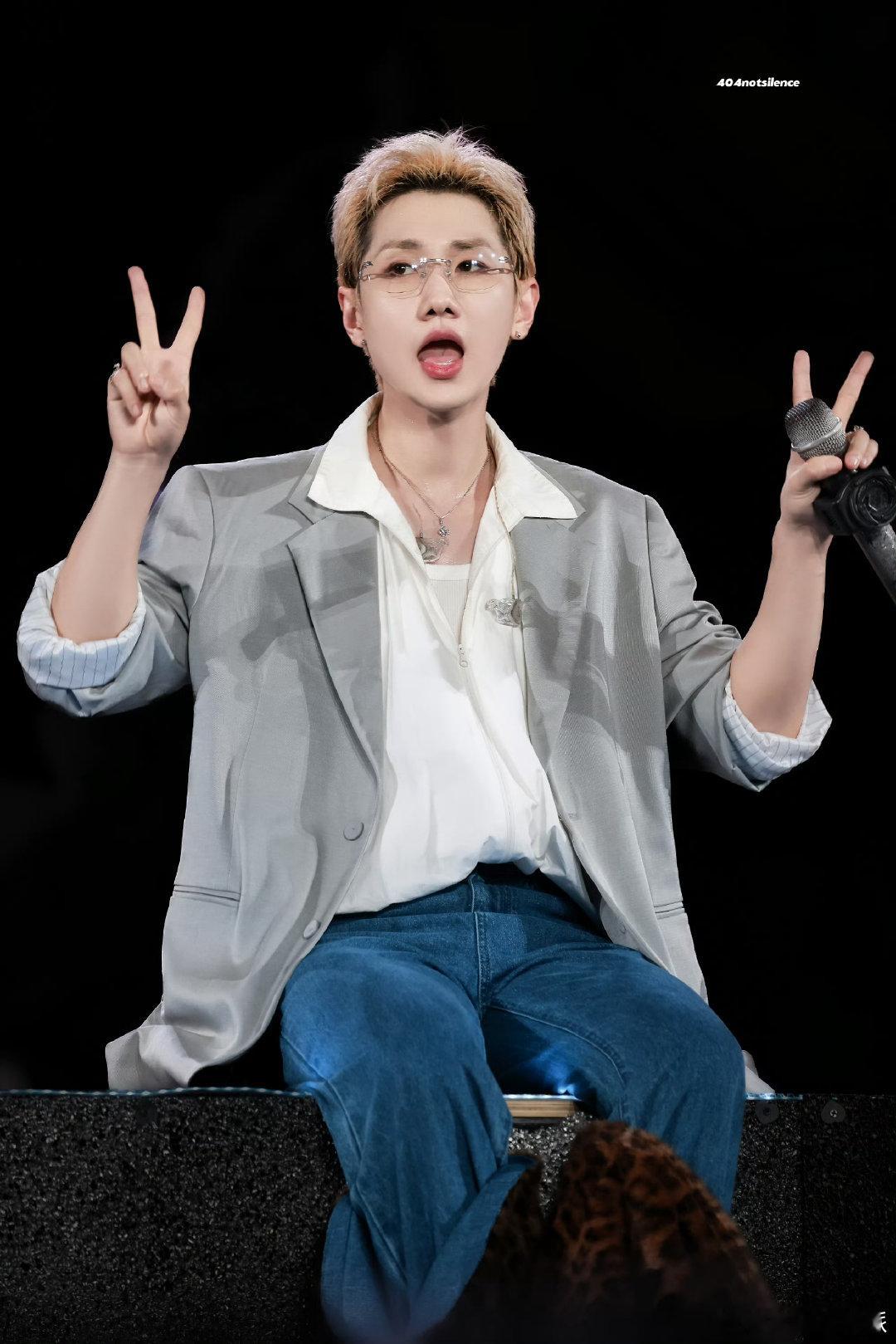 汪苏泷演唱会最严厉的创作人汪苏泷最严厉的创作人现场看汪苏泷这段真的顶不住，他化身
