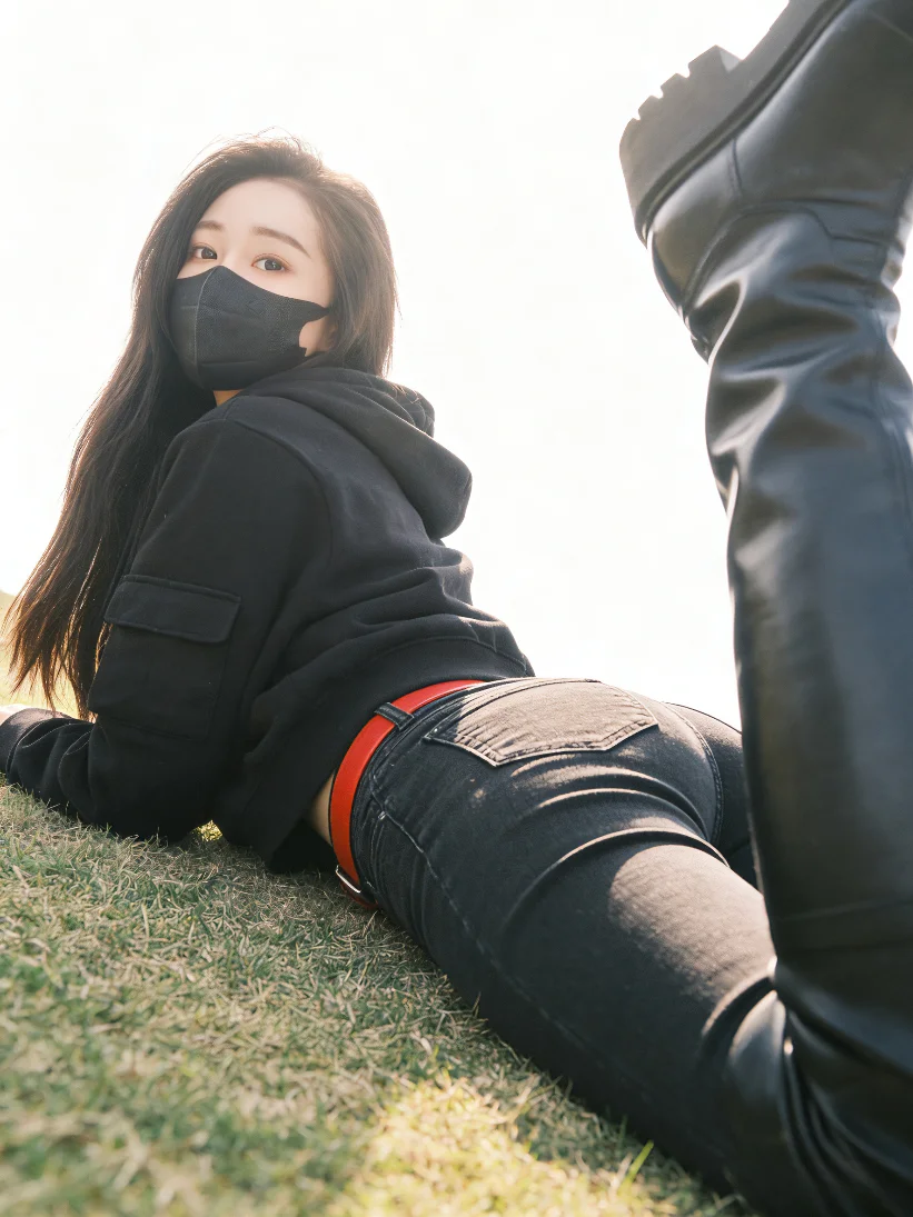 机场沙发瘫出超模范！黑口罩+长靴=慵懒时髦