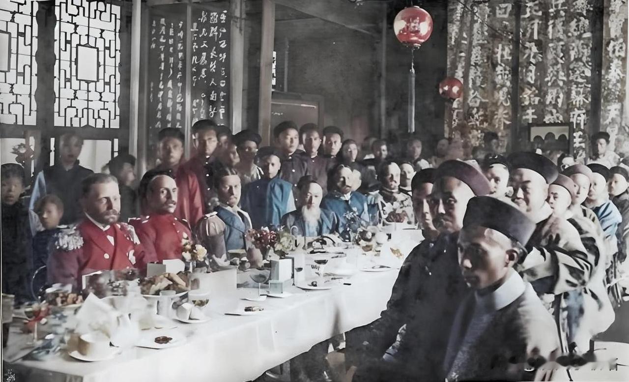 1899年春，张之洞在武汉总督府摆宴招待德国海因里希亲王。你瞅这座位安排特有意思
