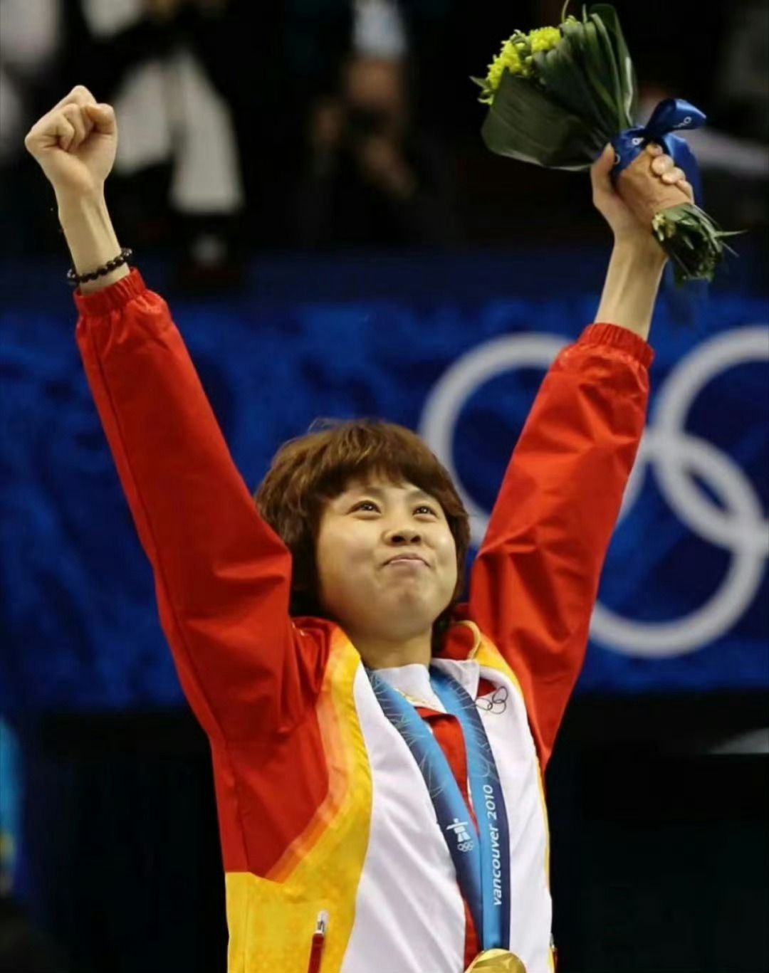 王濛带团米兰街头合唱歌唱祖国 濛主太会了！米兰街头唱响祖国旋律，一呼百应的画面超