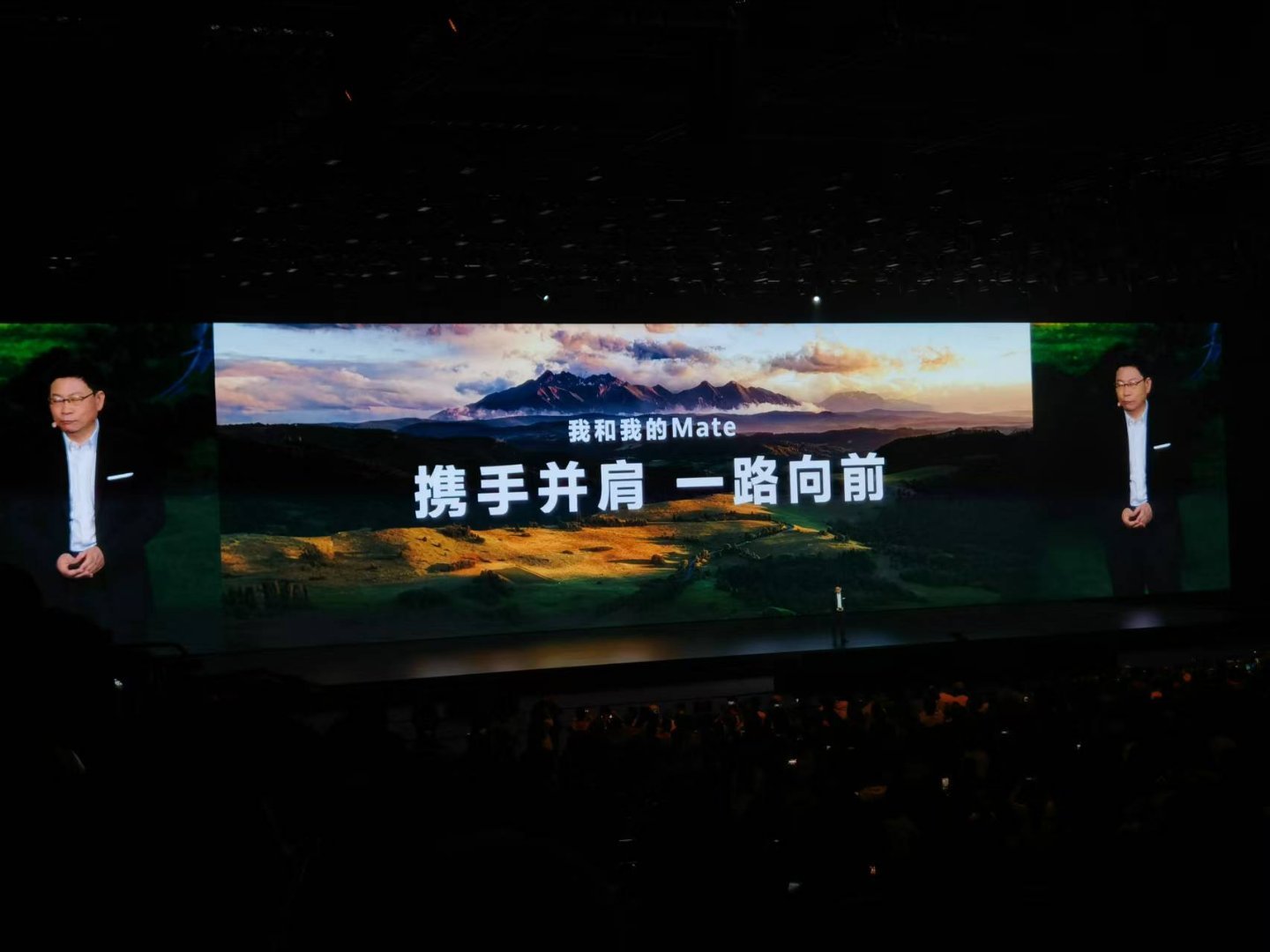 前方记者的长焦有点偏色但是问题不大，后盖有3D拓印（？）前置还是ToF发+收+摄