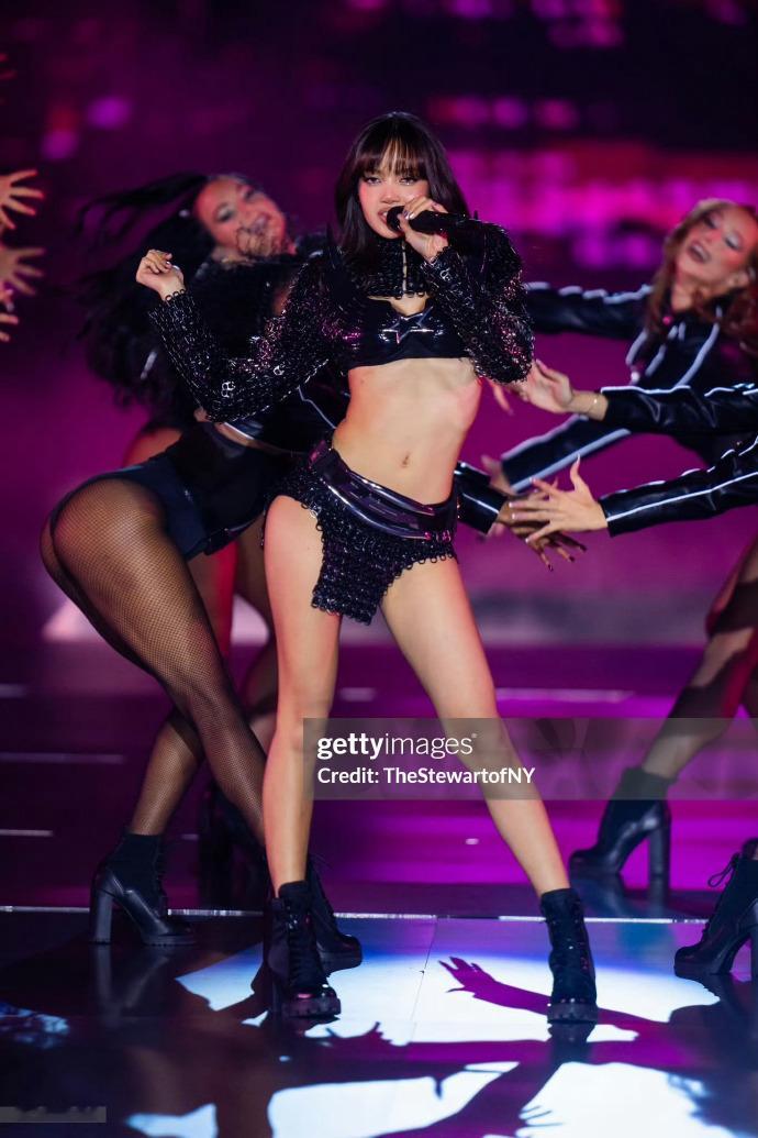Lisa 维密秀和 Jennie 吉米秀生图对比 ​ ​​​